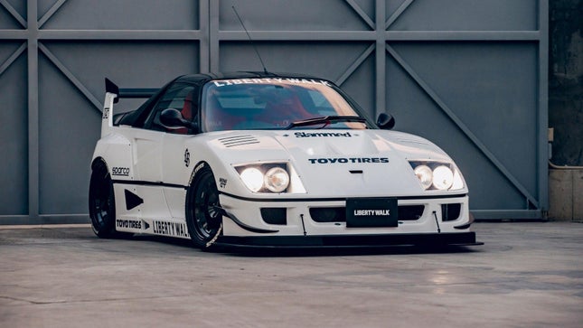 Vue 3/4 avant d'un Autozam AZ-1 blanc avec un kit carrosserie Ferrari F40